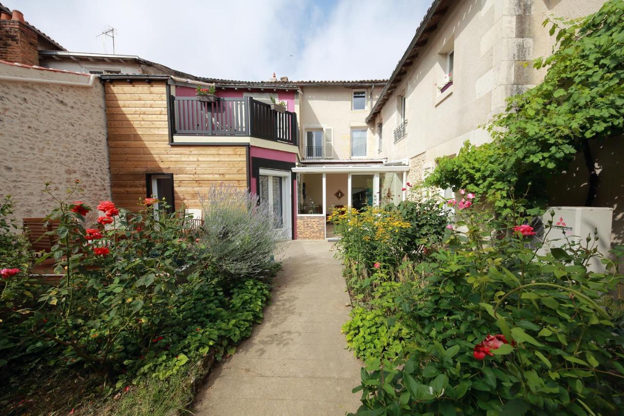 La Loge Des Fees Bed and Breakfast Latillé Exteriör bild