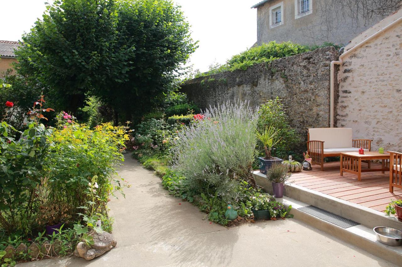 La Loge Des Fees Bed and Breakfast Latillé Exteriör bild