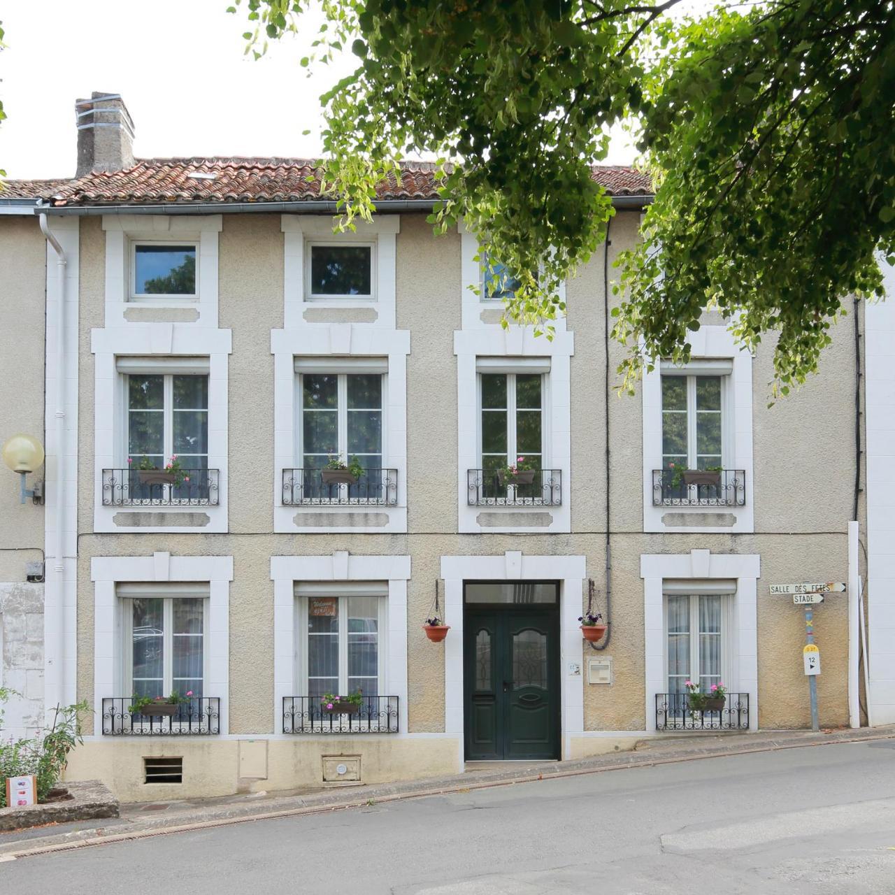 La Loge Des Fees Bed and Breakfast Latillé Exteriör bild